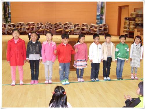 우리 반 자랑 시간에 읽기 책에 나오는 '호랑이를 잡은 반쪽이'를 줄줄 외우는 2학년 아이들 모습.