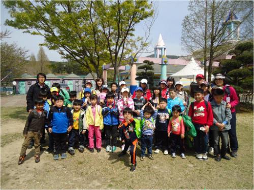전교생이 함께한 패밀리랜드에서 기념촬영