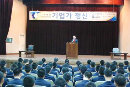 노키아티엠씨 이재욱 회장이 강연을 하고 있다.