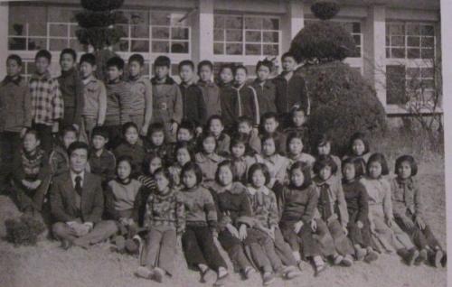 70년대 시골학교의 아이들과 함께한 모습!