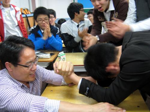 이제 막 팔씨름을 시작하면서 힘을 주고 있는 모습