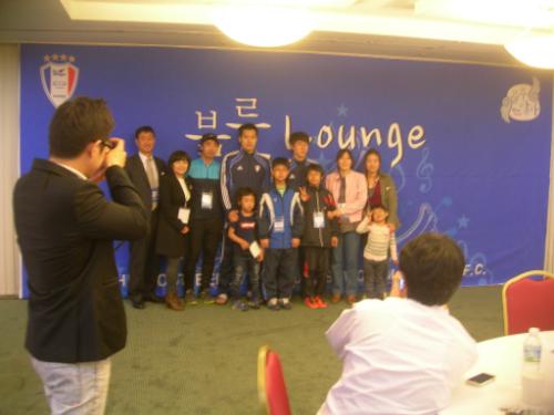 경기 종료 후 선수들과 기념사진을 찍을 수 있게 한다. 축구 팬 확보의 좋은 방법이다.