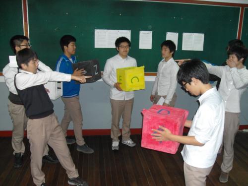 밤늦은 시간임에도 축제준비에 여념이 없는 학생들.