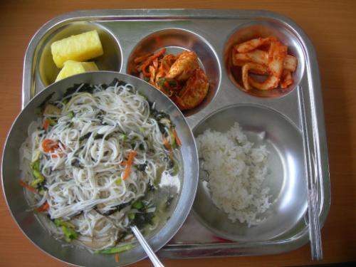 필자의 오늘 점심 식판이다. 2,600원 메뉴인데 먹을만하다.