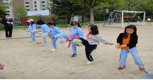 하나,둘 제기차는 아이들