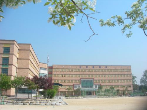 서호중학교 학생들은 지난 달 '부모님 전기문 쓰기'를 통하여 부모님과 대화하고 소통하는 기회를 가졌다. 사진은 서호중학교 전경.