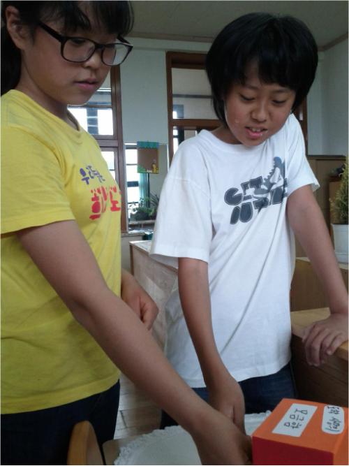 사랑의 모금을 하고있는 조한준 최혜정 형제