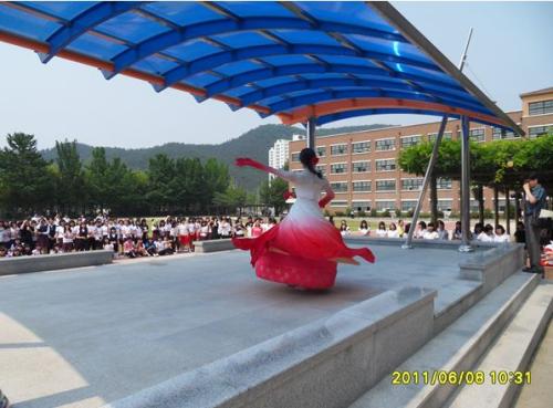 역동적인 춤을 추는 학생의 모습