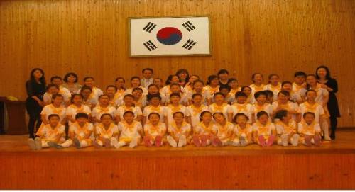 최종 연습을 마친 후 학교 강당에서 찰칵