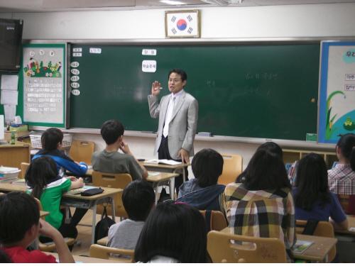 행복한 인생을 위한 준비를 강조하시는 교장선생님