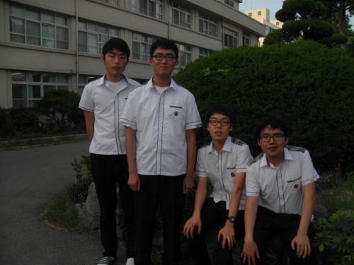 충남 서산 서령고 학생들이 제23회 충남수학과학경시대회에서 입상한 뒤 기념촬영을 하고 있다.