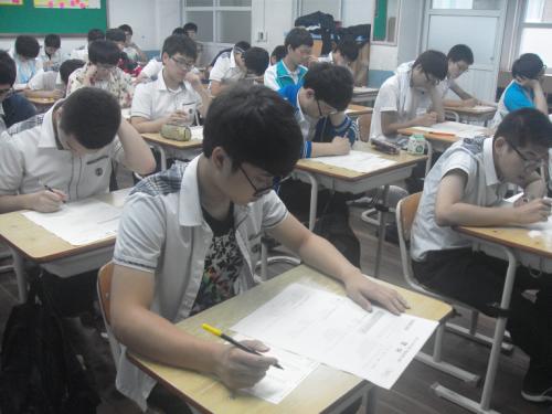 12일 충남 서산 서령고 2학년 학생들이 '2011 국가수준 학업성취도 평가'를 치르고 있다.