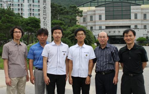 충남 서산 서령고 학생 및 교직원들이 제19회 한국학생과학탐구올림픽 고등학교과학탐구 전국대회'에서 수상한 후 기념촬영을 하고 있다.