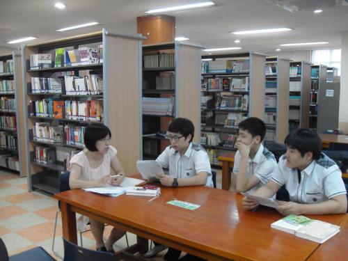 10일 오후 새단장을 마친 서산 서령고 도서관에서 학생들과 선생님이 독서토론회를 열고 있다.