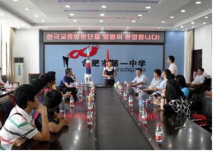 한국 학생들에게 환영의 뜻을 전하고 있는 중국 학생의 모습