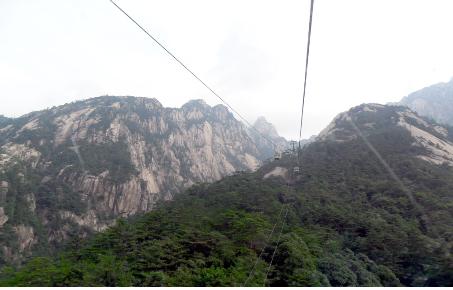 황산으로 올라가는 케이블카 안에서 바라본 모습