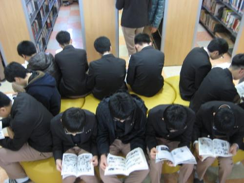 충남 서산 서령고 학생들이 점심시간을 이용해 도서관에서 독서삼매에 빠져 있다.