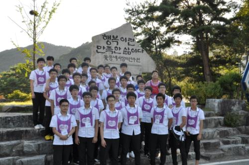 2011년 9월5일 충북 음성 꽃동네에서 충남 서산 서령고 학생들이 사랑의 봉사활동을 펼치고 있다.