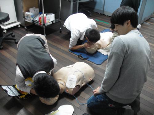 2011년 9월30일 서령고 보건실에서 학생들을 대상으로 응급처치술의 하나인 심폐소생술을 가르치고 있다.