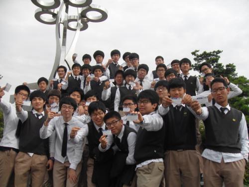 충남 서산 서령고 학생들이 단체로 헌혈을 한 뒤 헌혈증을 들어보이고 있다.
