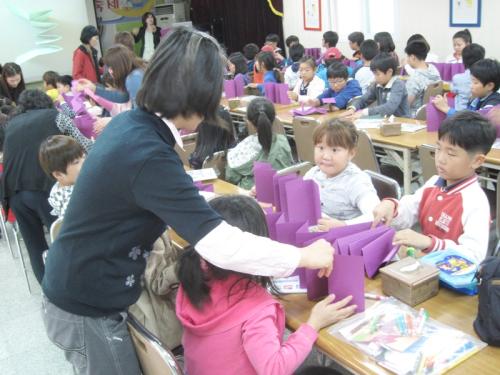 학생들과 함께 북아트 만들기를 하고 있는 금당 학부모회