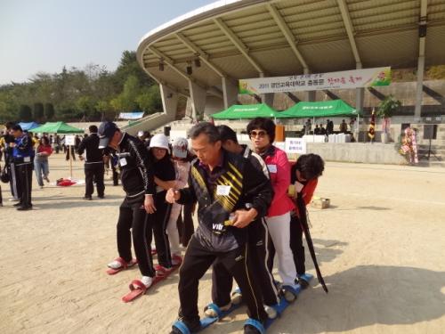 기수대항 '단체스키 타기' 게임. 4명이 호흡이 맞아야 걸을 수 있다.