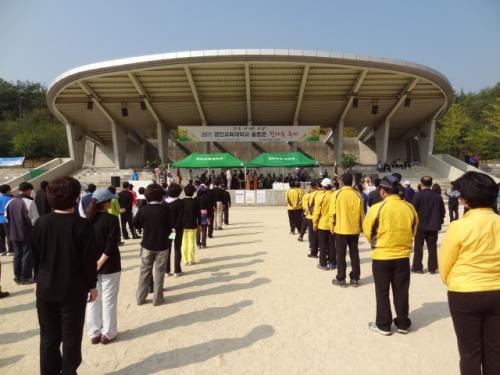 2011 경인교대 총동문 한마음 축제 개회식 모습. 이 날 동문 300여명이 참가하여 맑은 가을 하늘 아래 만남의 기쁨을 나누며 게임을 하면서 행복한 시간을 보냈다.