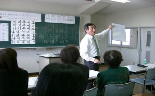 일본 중년층 대상 한국어 강의하는 필자