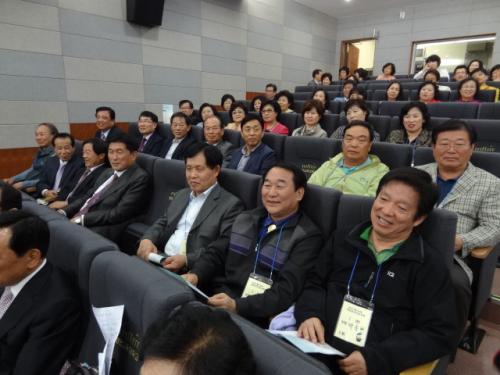 은사님의 말씀을 경청하고 있는 8회 제자들. 제자들의 나이가 이제 막 환갑을 넘었다. 정년퇴직을 앞두고 있지만 모습은 청년이다.