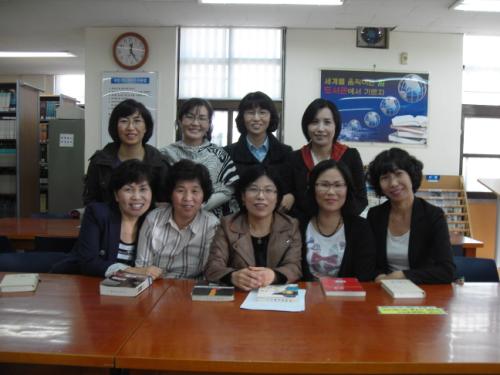 제1회 독서토론회를 마친 충남 서산 서령고 학부모 동아리회원들