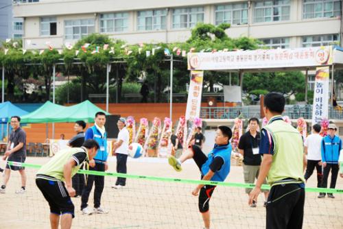 충남 서산 서령고 동문들이 총동문회 기별화합 대운동회에서 족구경기를 하고 있다.