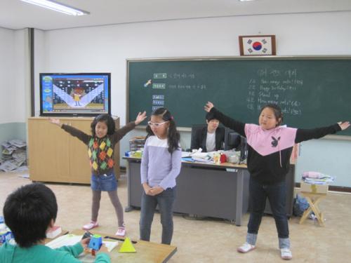 연습했던 영어 실력을 자랑하는 3학년 박세원 이혜교 문채경
