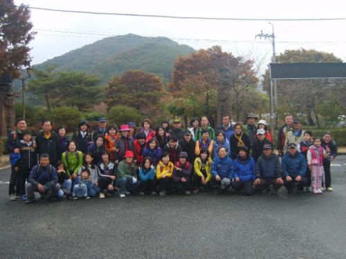2011년 10월 22일 한국교총이 주최한 칠갑산 등반대회에 참가한 교직원들이 기념촬영을 하고 있다.