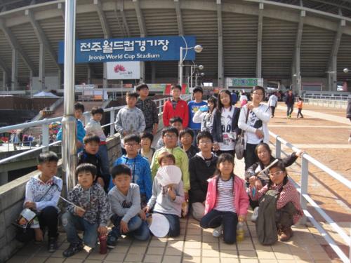 전주월드컵경기장에서 축구경기를 관람하고 기념촬영