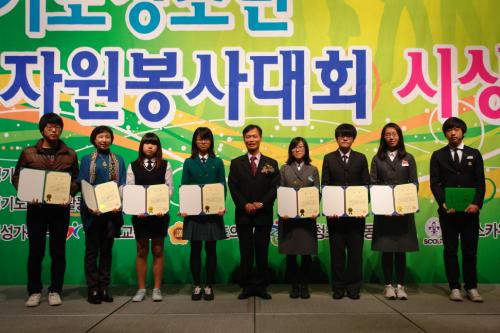 경기도교육감상 수상자 기념 사진 장면. 가운데는 시상을 한 율전중 이영관 교장