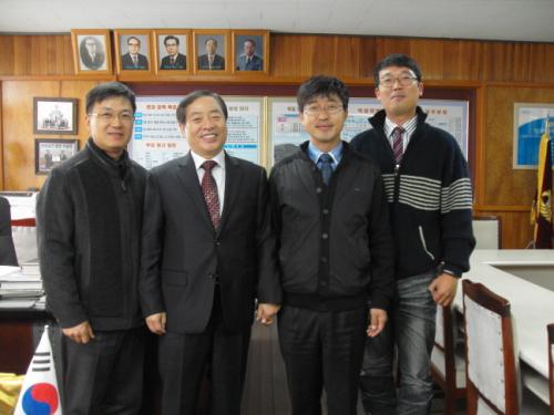 2011년 11월 23일 서산문화사랑청년회장단 일행이 모교인 충남 서산 서령고를 방문, 장학금전달식을 하고 있다.