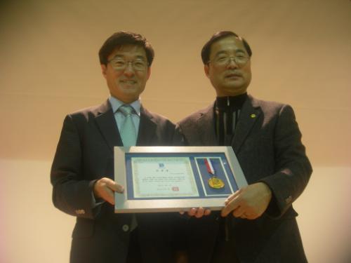 경기도초등봉사회가 경기도지사 표창장을 받았다.(왼쪽부터 김순택 센터장, 정진남 회장)