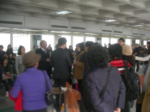 출발시각이 두 번이나 지연되고 결항이 되자 승객들이 제주항공에 항의하고 있다.
