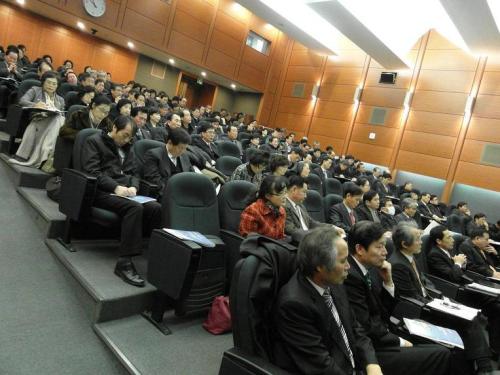 연수에 열중하고 있는 수원관내 초·중교장들
