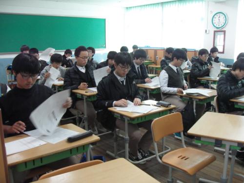 2011학년도 12월 17일 오후 13시30분 충남 서산 서령고에서 1학년 학생들이 실용영어 인증대회를 치르고 있다.