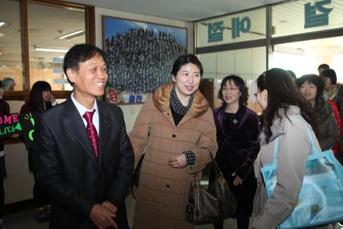 본교를 방문한 중국 실험중학교 교사, 학생들을 웃으면서 맞이하는 필자(2011.12.16 중앙현관). 타인에게 좋은 이미지를 주는 것이 중요하다.