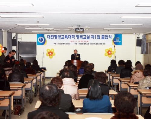 김신호 교육감이 졸업생에게 축사를 하고 있는 모습.