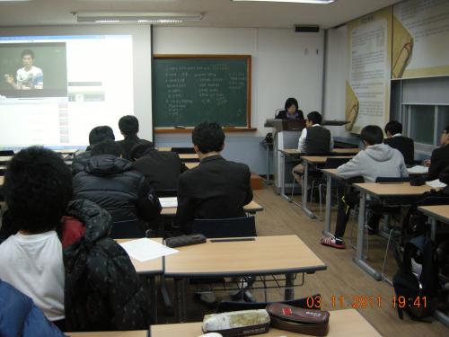 2011년 12월 27일. 충남 서산 서령고 안정미(국어) 선생님께서 밤늦은 시간까지 교실에 남아 학생들에게 무료 수업 봉사를 하고 있다.