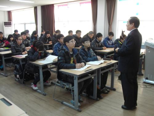2012년 1월 6일. 서령고 김기찬 교장선생님께서 인근 중학생들을 대상으로 실시한 수학과학캠프 개강식에서 인사말을 하고 있다.