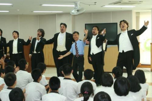 WMF 음악친구들의 2008년 7월 14일 서호중학교 공연 모습(왼쪽에서 두번째가 송승민 테너, 파란 옷은 당시 서호중 교장이었던 필자)