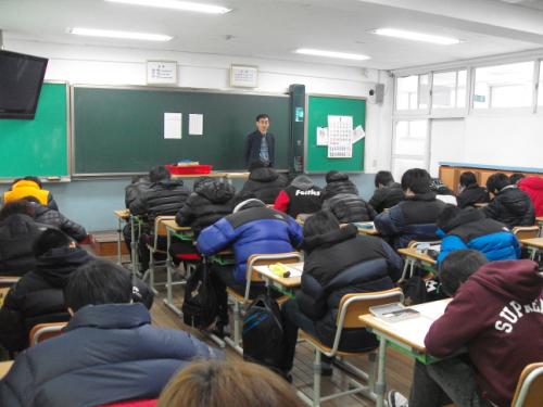2012년 1월 27일(금). 충남 서산 서령고등학교 신입생들이 제1차 진단고사를 치르고 있다.