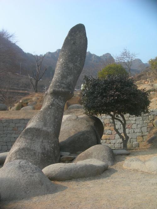 가천 암수바위 모습. 뒤로 응봉산이 보인다.