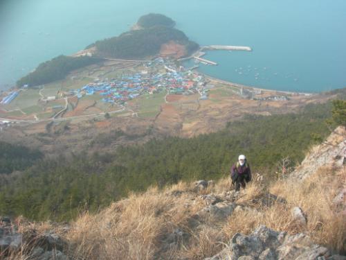 항촌마을을 뒤로 하고 능선을 향해 오른다.