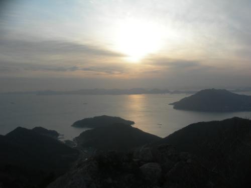금산에서 바라다 본 석양. 멀리 보이는 곳은 여수시다.