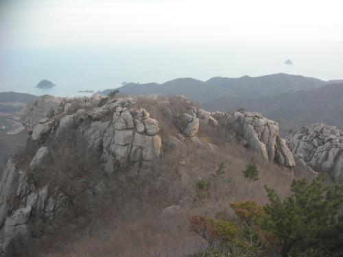 맨왼쪽에 보이는 것이 상사바위다.